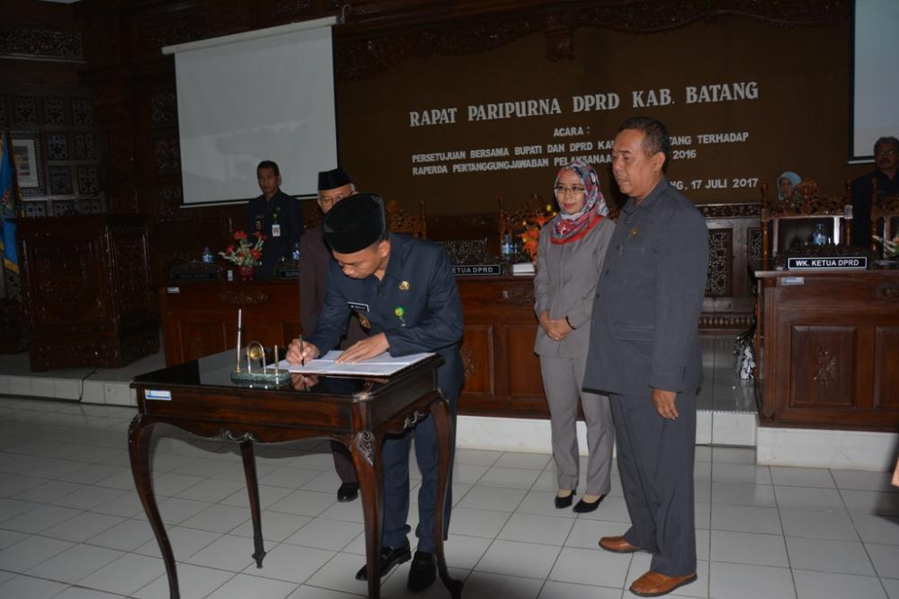 Bupati dan Ketua DPRD Batang Menandatangani Raperda