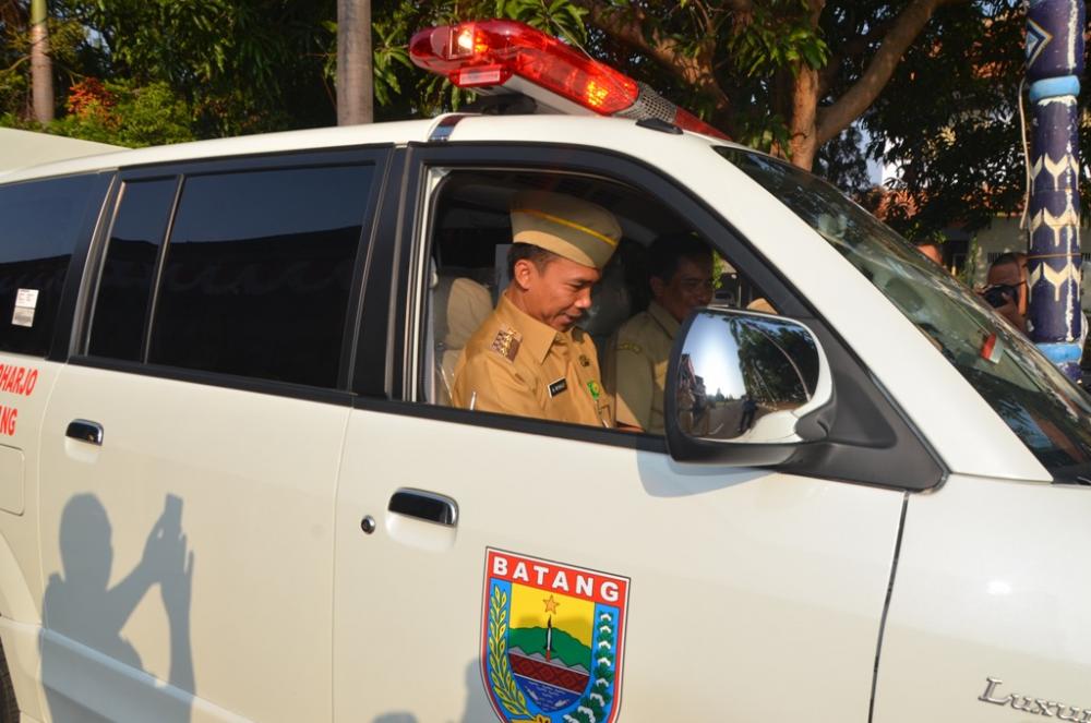 Menjawab Janji Kampanye, Bupati Wihaji Serahkan 9 Unit Mobil Ambulance Desa