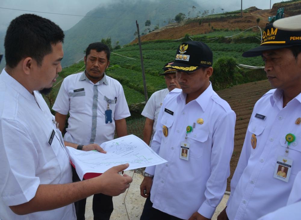 Bupati Batang Meninjau Jalan Tembus Bawang - Banjarnegara