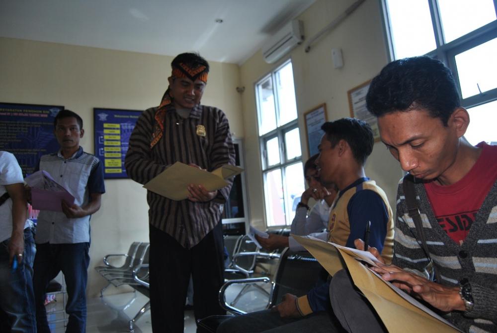 Anggota Polisi Layani Pembuatan SIM Gunakan Pakaian Adat Jawa
