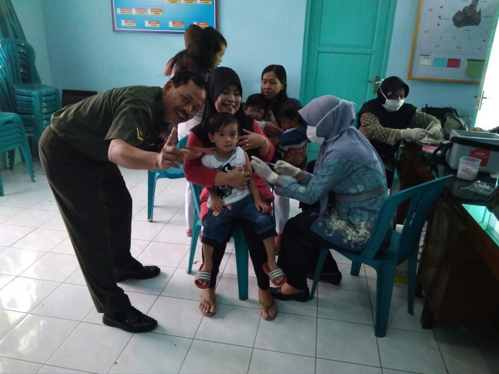 Babinsa Koramil 02/Limpung Dampingi Pelaksanaan Imunisasi Campak dan Rubella