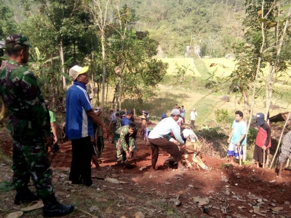 Dengan Semangat Gotong -  Royong Jalan Desaku Terwujud