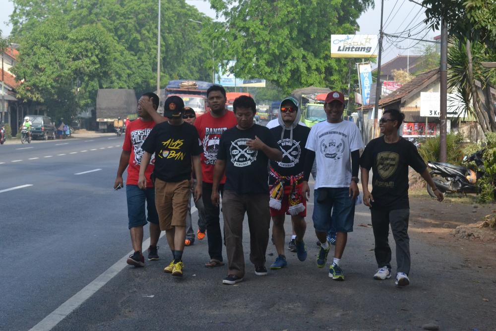 Persibat Lolos 16 Besar, Pengurus dan Suporter Jalan Kaki Sampai Limpung