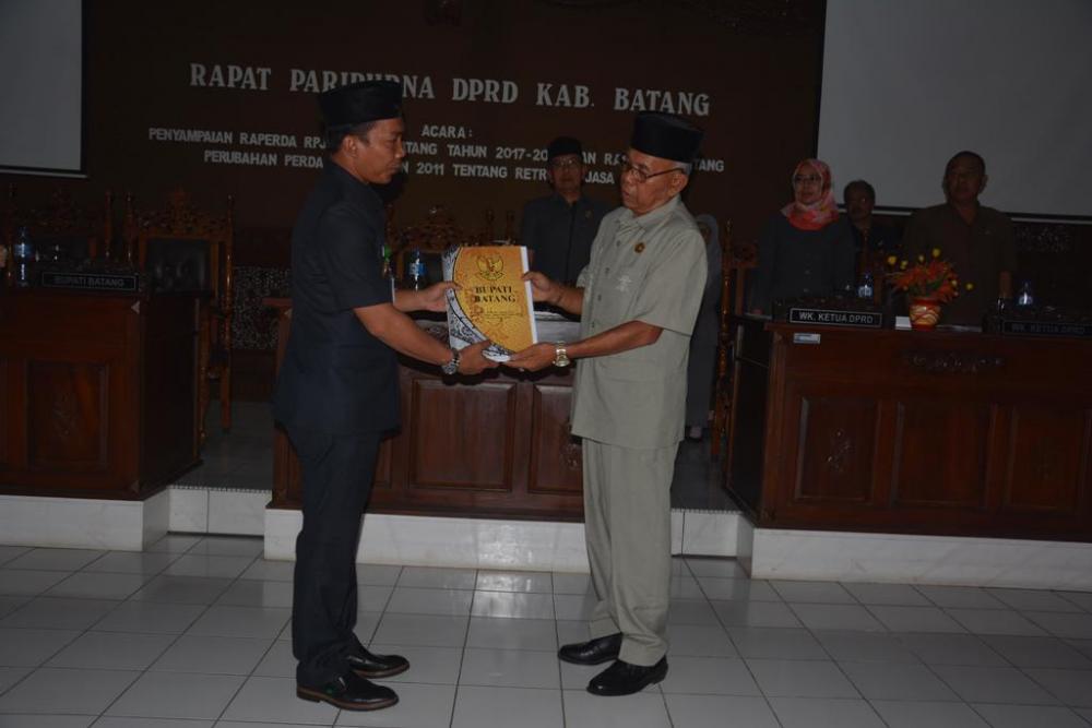 Bupati Batang Menyampaikan 2 Raperda kepada Dewan