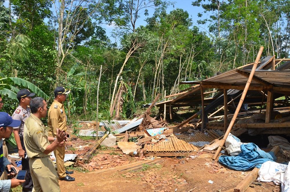 Bupati Wihaji Kunjungi Warga Terkena Musibah Angin Ribut
