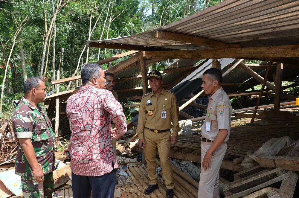 Rumah Warga Yang Terkena Angin Ribut Mendapatkan Bantuan Dari Pemda 