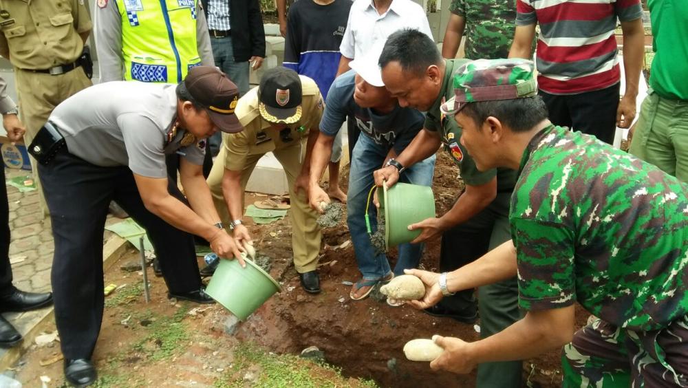 Forkopimcam Gringsing Laksanakan Peletakan Batu Pertama Pembuatan Pagar TMP