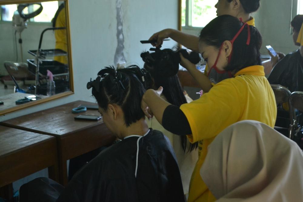 Disnaker Batang Gelar Ujian Pelatihan Potong Rambut