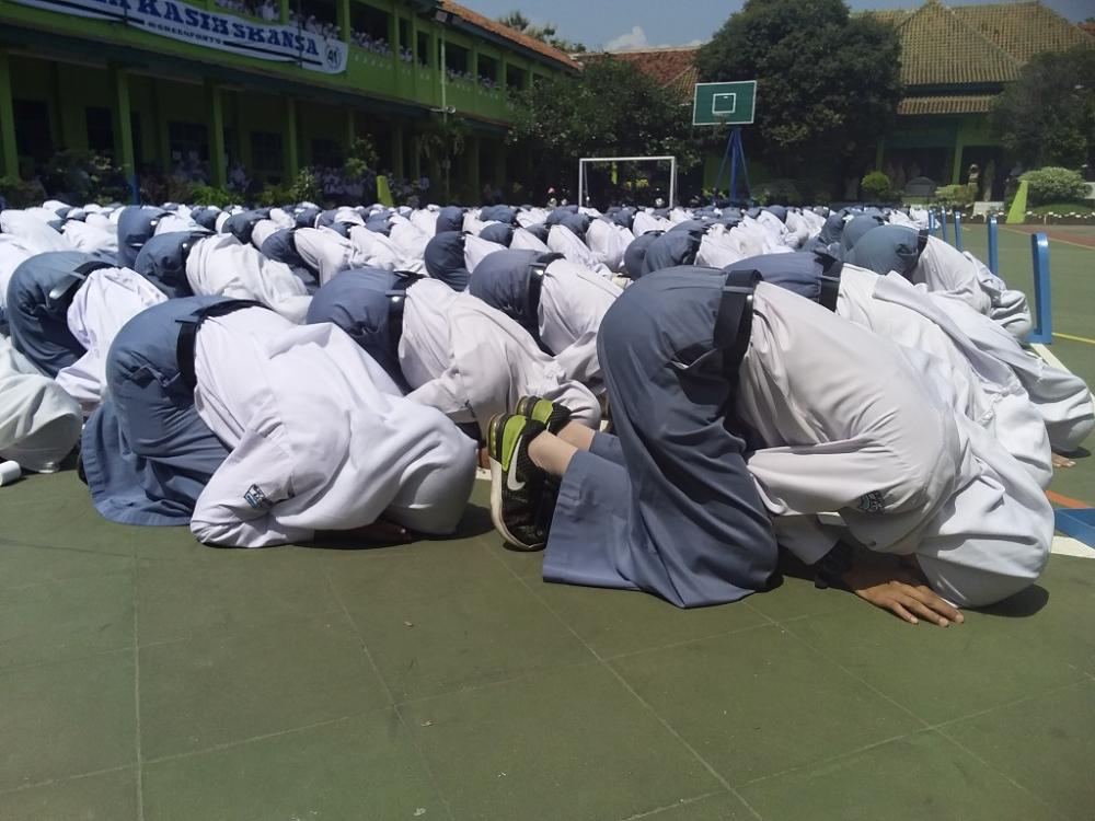 Rayakan Kelulusan, Pelajar di Batang Lakukan Sujud Syukur