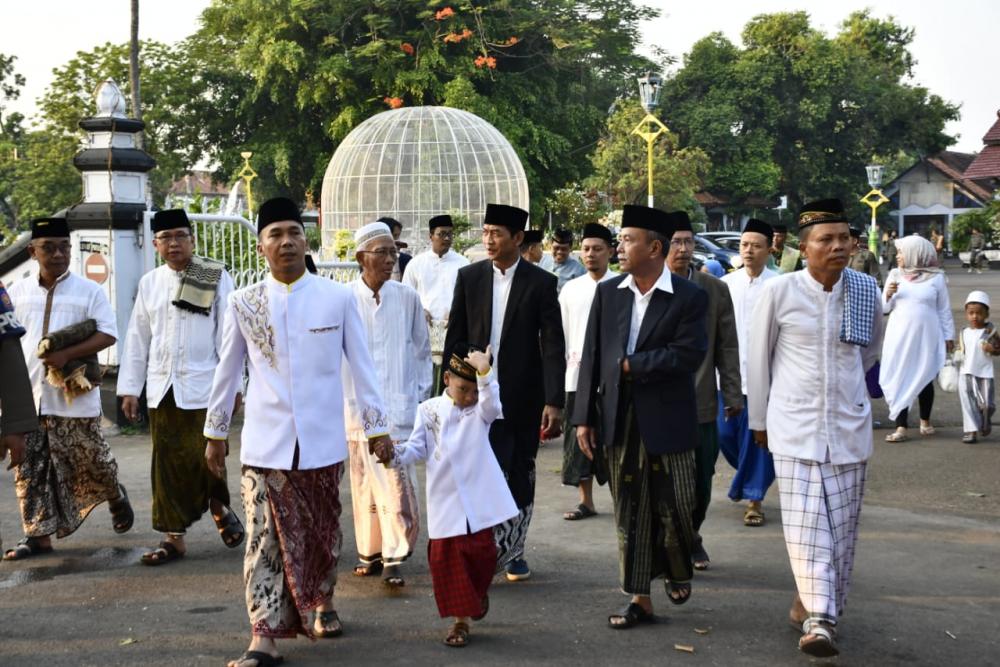 Bupati dan Wakil Bupati Batang Salat Idulfitri di Masjid Agung Darul Muttaqin