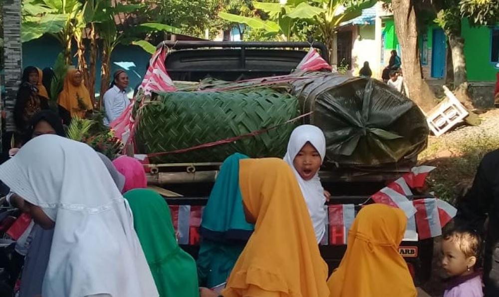 Grebek Syawal, Ratusan Warga Desa Ponowareng Batang Arak Kupat Raksasa