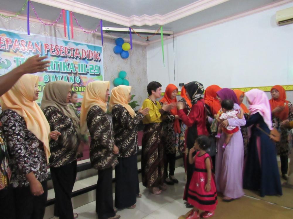 Ketua Persit Kartika Chandra Kirana Hadiri Pelepasan Murid TK Kartika III-29 Batang