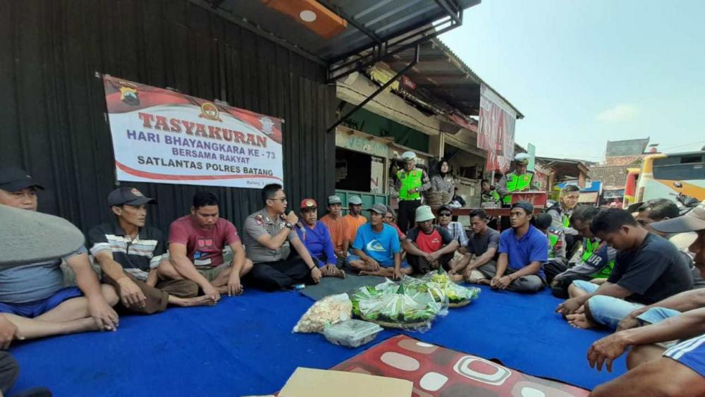 Satlantas Polres Batang Rayakan HUT Bhayangkara ke-73 Bersama Pengemudi