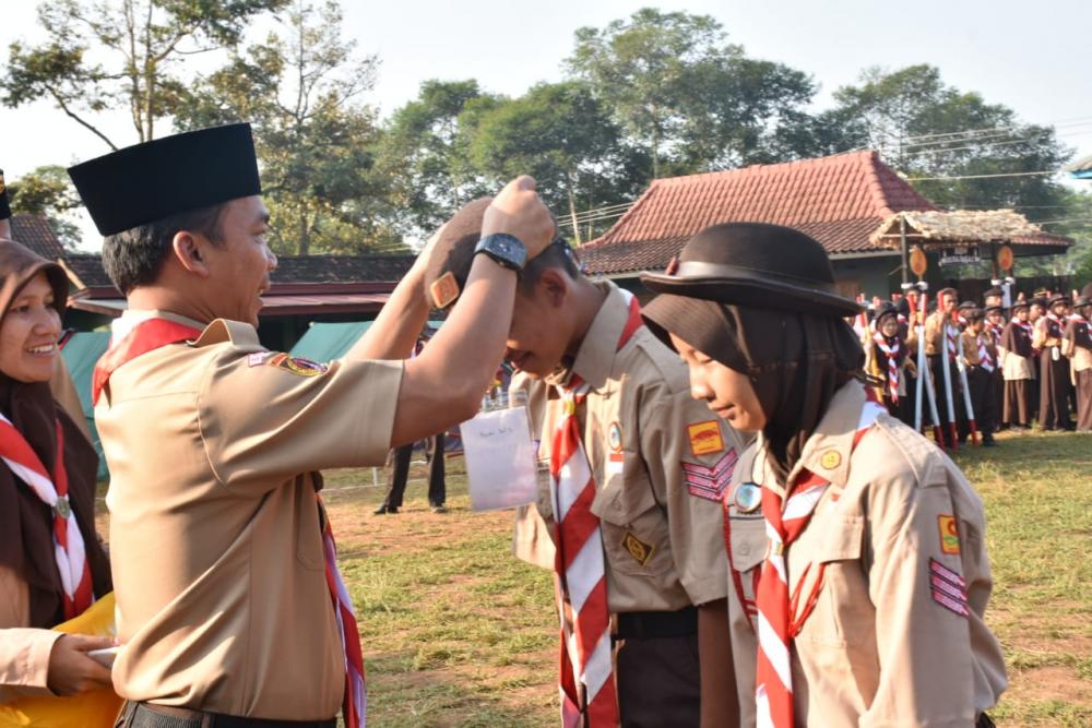Bupati Batang Bernyanyi Bersama Peserta Pramuka SLB 