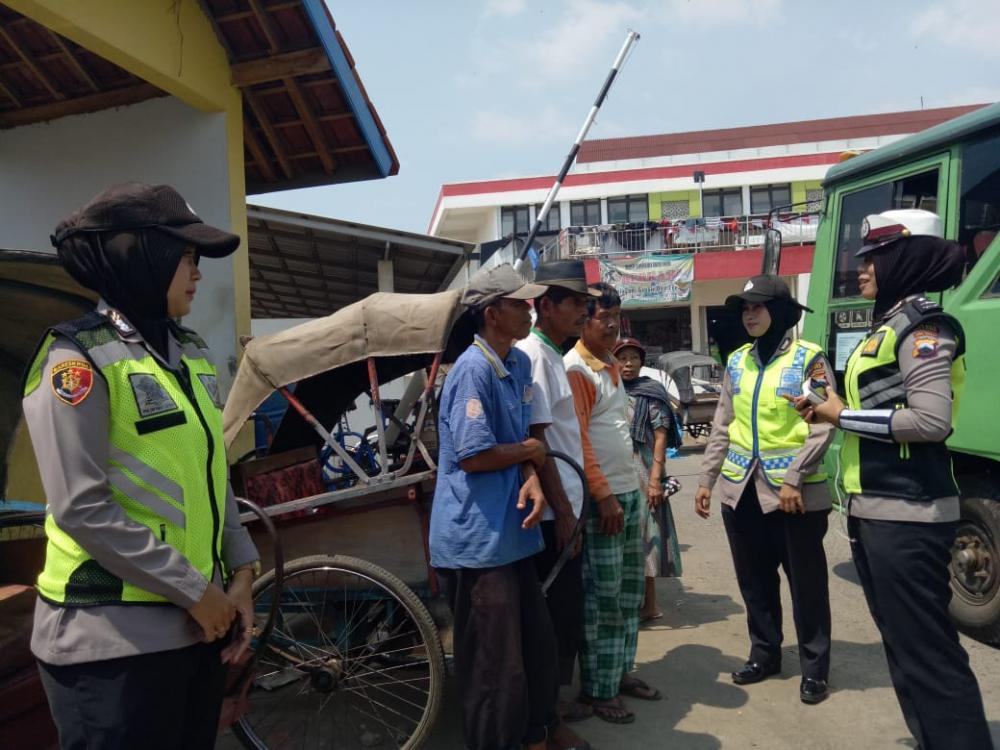 Jaga Kamtibmas, Polwan Polres Batang Patroli ke Area Publik