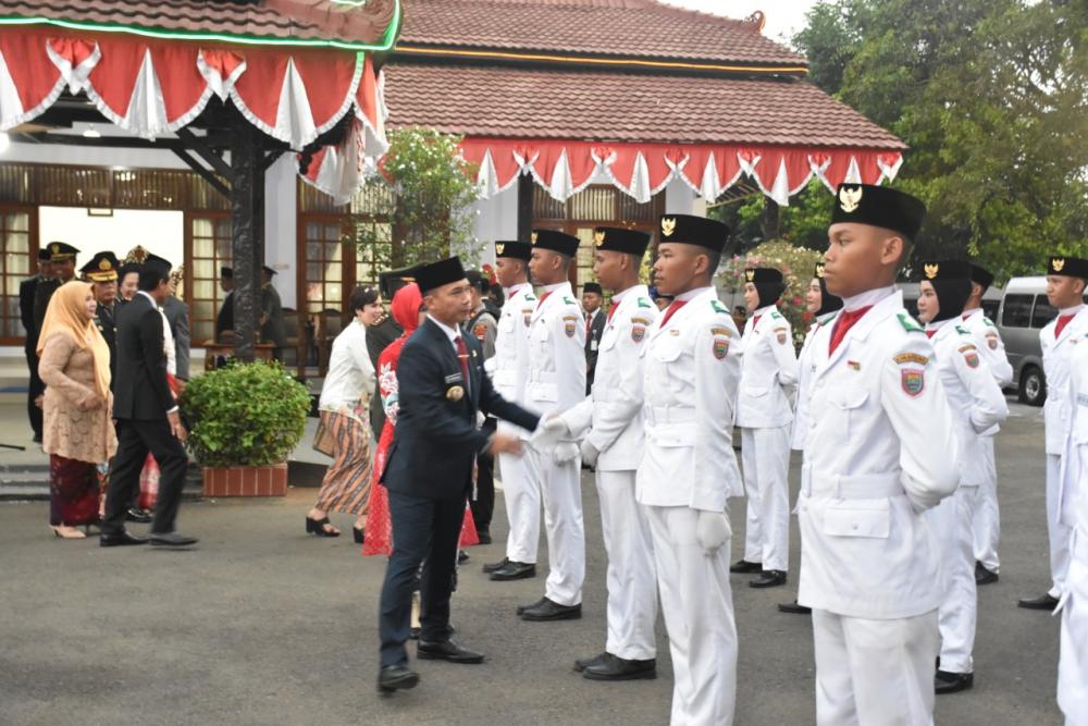 Usai Dikibarkan, Bendera Merah Putih Disemayamkan Bupati Batang