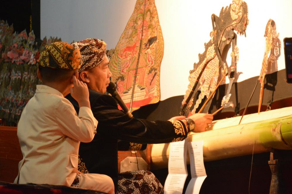 Bupati Batang Tampil Sebagai Dalang Wayang Kulit dengan Lakon Dewa Ruci 