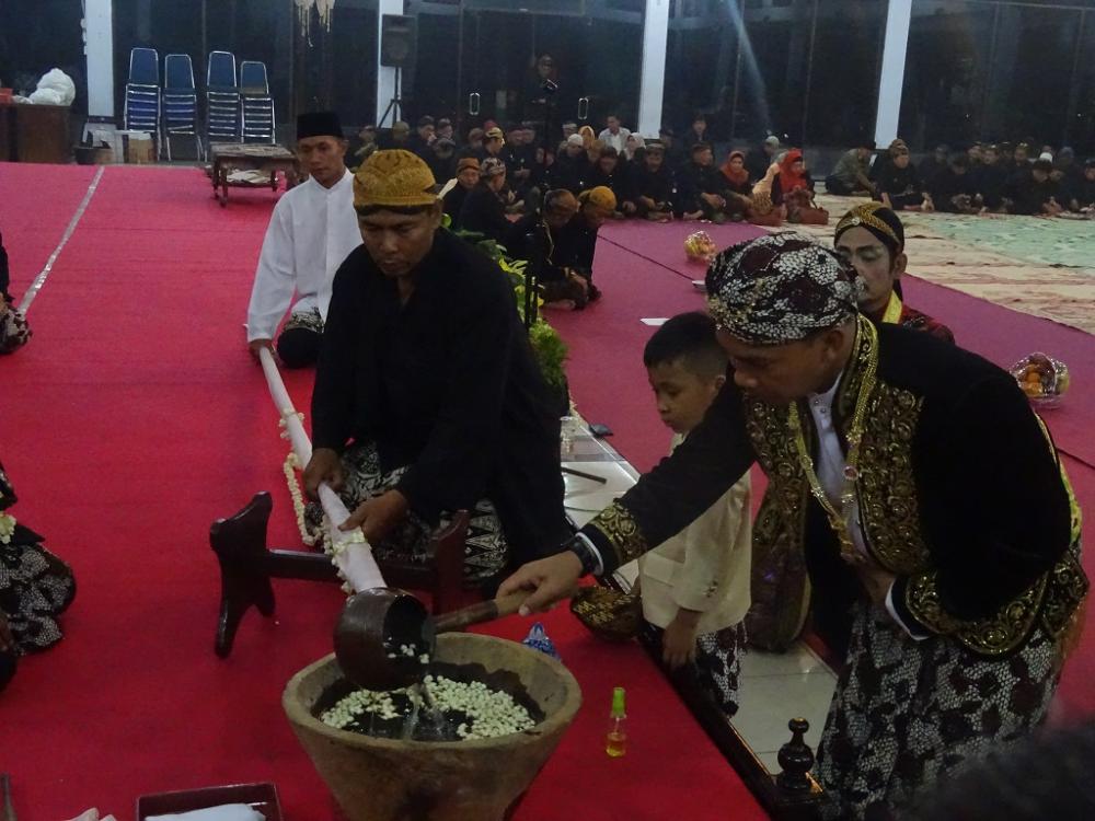 Peringati Tahun Baru Islam, Pemkab Batang Gelar Penjamasan Tombak Abirawa