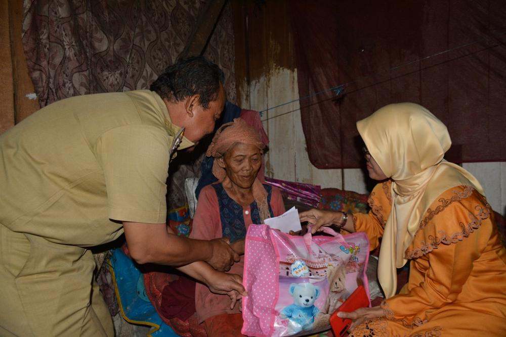 Peringati HUT RI Ke 74, PKK Batang Berikan Bansos