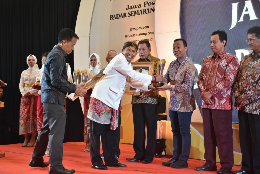 Bupati Batang Raih Penghargaan Regent Improving Investment and Tourism in Batang 