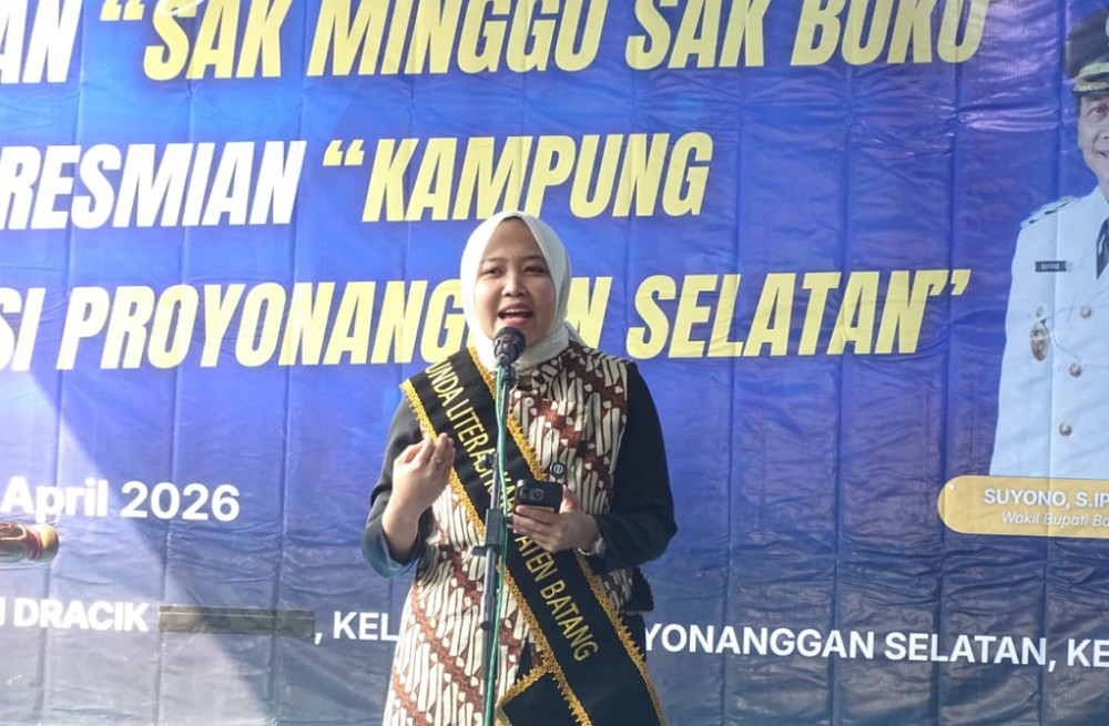 Bunda Literasi Batang Faelasufa Faiz Kurniawan memberikan sambutan saat Luncurkan Sakminggu Sakbuku dan Kampung literasi di Kelurahan Proyonanggan Selatan, Kabupaten Batang.