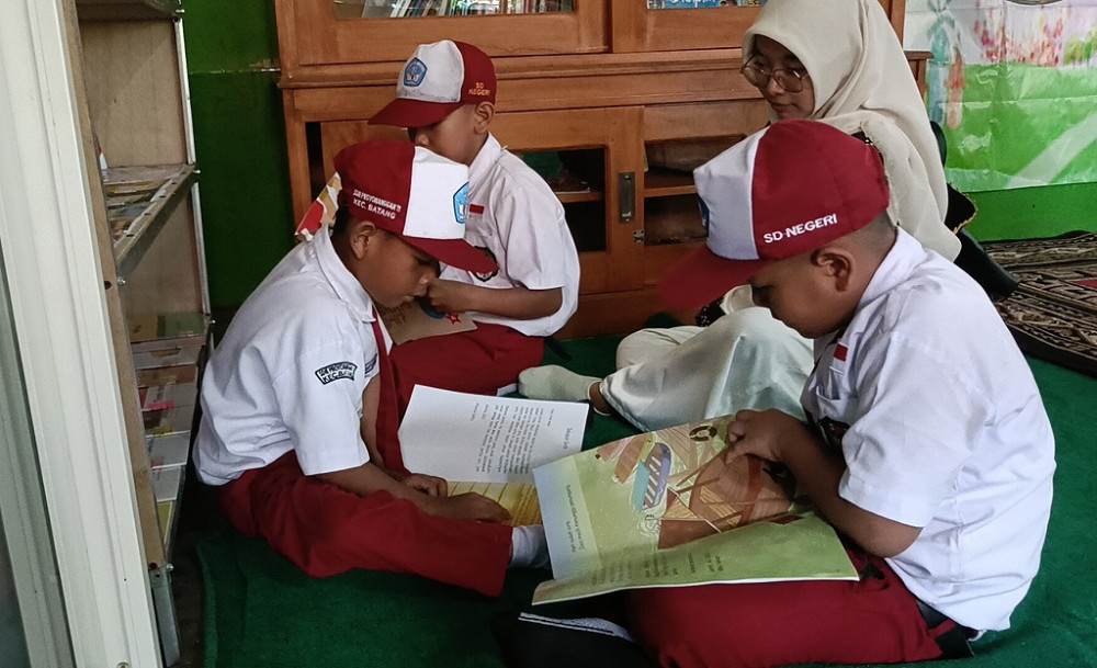 Sejumlah pelajar membaca buku usai diluncurkannya Gerakan Sak Minggu Sak Buku oleh Pemkab Batang, di Kampung Literasi Pelangi, Kelurahan Proyonanggan Selatan, Kabupaten Batang.