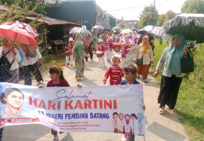 Tanamkan Semangat Pantang Menyerah, TK Negeri Pembina Batang Ajak Siswa Pawai Busana Cita-cita