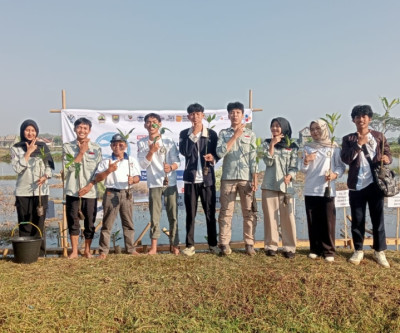 Tanam Mangrove, Upaya Undip Batang Lindungi Kawasan Pesisir Denasri Kulon