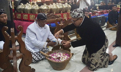 Pemkab Batang Gelar Penjamasan Tombak Abirawa Malam Satu Suro, Lestarikan Warisan Leluhur