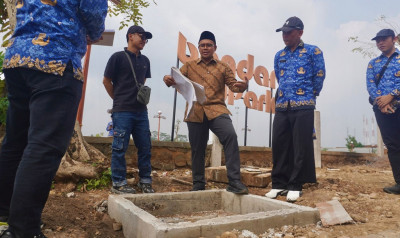 Bupati Batang Sidak Pembangunan Trotoar Alun-Alun Bandar