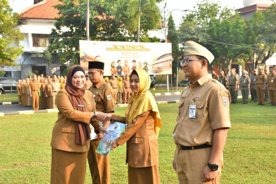 Mayoritas Guru, Pemkab Batang Serahkan Kenaikan Pangkat kepada 43 ASN