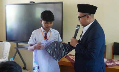 Ribuan Pelajar SD dan SMP di Batang Terima Seragam Gratis, Ringankan Beban Orang Tua