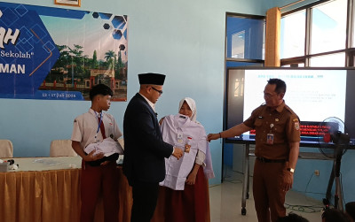 Bagikan Seragam Gratis, Upaya Pemkab Batang Ringankan Beban Wali Murid