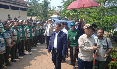 Menyisir Kebun Bibit Batang, Mentan Amran Bawa Misi Bagi-Bagi Bibit Gratis