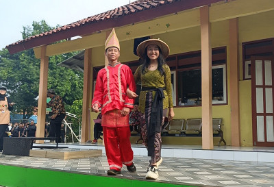 Kostum Unik Meriahkan Dies Natalis Ke-46 SMPN 4 Batang
