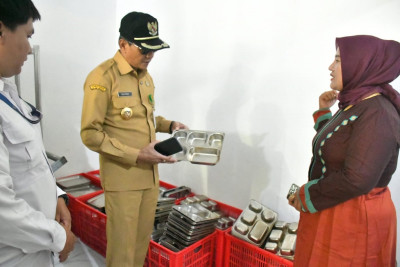 Demi Generasi Emas, Wabup Batang Tinjau Dapur MBG