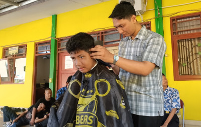 Layani Siswa Difabel, Pemuda Batang Kembangkan Layanan Barber Keliling