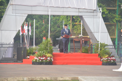 Upacara HUT Ke-81 RI, Bupati Batang Tunjukkan Kesetaraan Pilih Berdiri di Bawah Terik Matahari