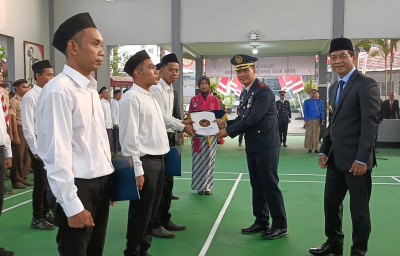 Rayakan HUT Ke-81 RI, 6 Warga Binaan Lapas Batang Dikado Langsung Bebas