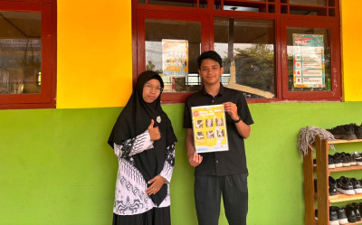 Berita Pemkab Batang Padukan Bahasa Inggris dan Edukasi Kesehatan, Mahasiswa KKN Undip Pasang Poster Bilingual di SDN 1 Kedungsegog