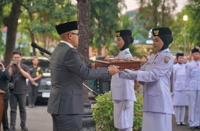 Usai Kibarkan dan Turunkan Merah Putih, Paskibraka Batang Semayamkan Bendera Pusaka