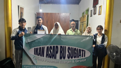 Mahasiswa KKN Undip Uji Kualitas Air, Serahkan Sertifikat Sanitasi Ke UMKM