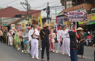 Meriahnya Karnaval Kemerdekaan di Bandar, Peserta Tampilkan Ragam Kreativitas