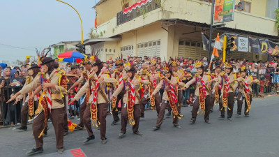 Kekompakan Pramuka AMJUNSI SMA Bandar Semarakkan Karnaval Kemerdekaan