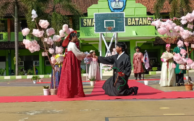 Rayakan Kemerdekaan Ke-81, SMAN 2 Batang Suguhkan Harmoni Budaya Lintas Negara