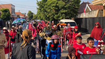 Jalan Sehat Warga di Batang Dimeriahkan Kostum Unik, Dari Pakaian Adat hingga Kesatria Kera Putih