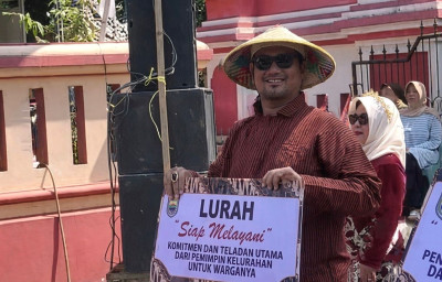 Lurah Proyo Selatan Jalan Kaki di Karnaval, Ingin Merasakan yang Dirasakan Warga