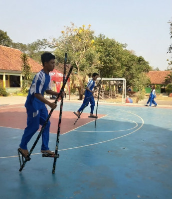 Rangkaian Permainan Tradisional Meriahkan HUT Ke-32 SMPN 7 Batang