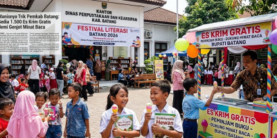 Berita Pemkab Batang Dongkrak Budaya Baca, Pemkab Batang Bagikan Es Krim untuk Pengunjung Perpustakaan