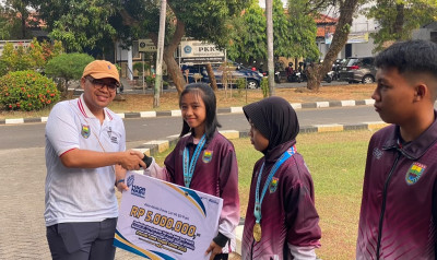 Berita Pemkab Batang Berawal Pelari Sekolah, Kisah Atlet Muda Batang Quinnaluosa Juara Lari Sprint POPDA Jateng
